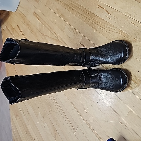 Barely worn pair of b.o.c boots! These are clean and classic. Size 7 - Picture 5 of 9